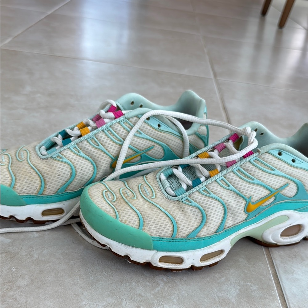 USED- Nike Green and Cream Sneakers with Air Max Cushioning
